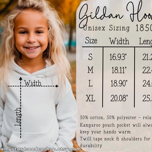Puede incluir: Sudadera blanca Gildan con bolsillo canguro. Tabla de tallas unisex con medidas en pulgadas para las tallas S, M, L y XL. 50% algod&oacute;n, 50% poli&eacute;ster. Cinta de sarga en el cuello y los hombros para mayor durabilidad.