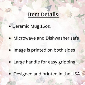Pu&ograve; includere: Testo bianco su sfondo rosa con motivi floreali. Il testo recita "Dettagli dell'articolo:" seguito da un elenco di caratteristiche: "Tazza in ceramica 15oz.", "Adatta al microonde e alla lavastoviglie", "L'immagine &egrave; stampata su entrambi i lati", "Manico grande per una presa facile", "Progettata e stampata negli Stati Uniti".