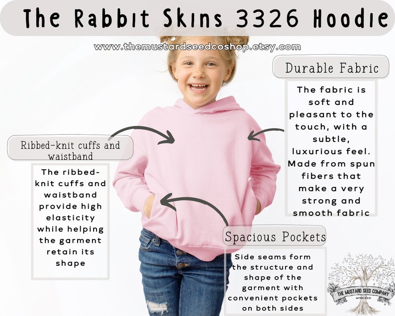 Puede incluir: Sudadera con capucha rosa con pu&ntilde;os y cintura de canal&eacute;. La tela es suave y c&oacute;moda. La sudadera tiene bolsillos espaciosos en ambos lados. El texto "The Rabbit Skins 3326 Hoodie" y "www.themustardseedcoshop.etsy.com" est&aacute; impreso en la imagen.