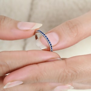 Bague d'éternité saphir bleu en argent sterling 925 : alliance éternité complète, alliance saphir bleu, alliance minimaliste anniversaire vermeil