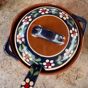 Plato para servir o salsa. Tradicional de barro. Pintado a mano.