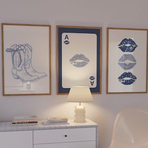 Trendy marineblauwe kus lippen print cowgirl laarzen poster aas kaart muur kunst preppy poster set van 3 college appartement coquette slaapzaal decor