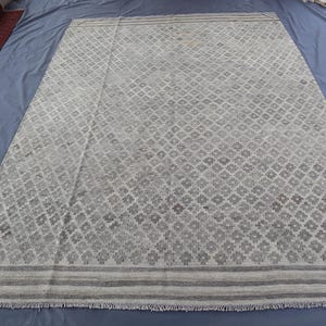 Alfombra Kilim geométrica beige y gris natural de 2,35 m x 3,05 m, auténtica alfombra afgana de lana hecha a mano, estilo vintage desgastado y apagado, de tejido plano de 2,44 m x 3,05 m