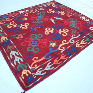 5&#39;5x4&#39;5 ft, Embroidery Suzani Kilim Rug, Wool Fabric, Suzani Bedding, Red Suzani Bedspread, Needlework Textile Vintage Suzani, Handwoven Rug
