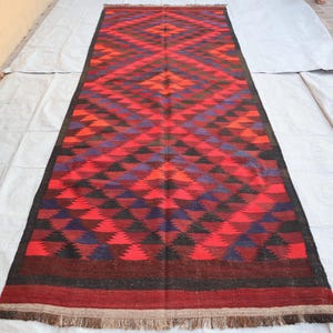 Alfombra antigua afgana Kilim de 1,35 m x 3,45 m, hecha a mano, diseño geométrico, oriental, de tejido plano, para pasillo ancho.