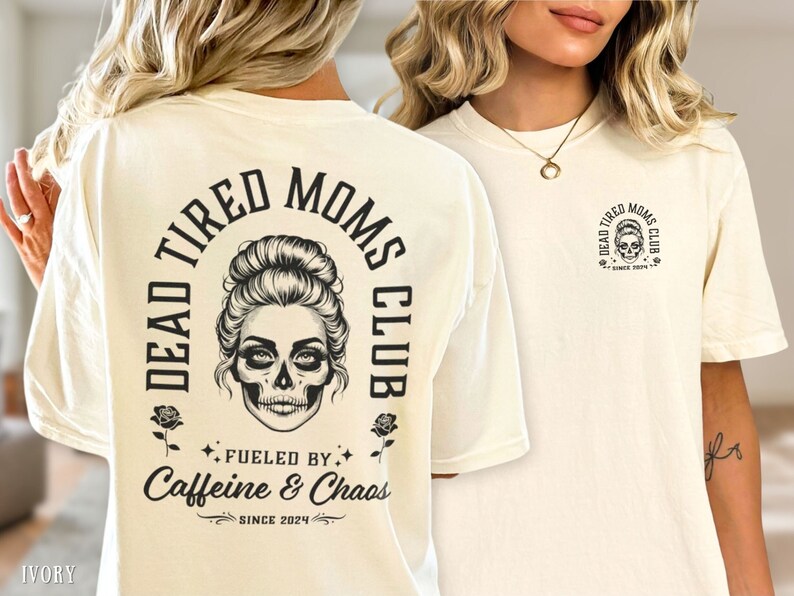 Peut inclure: T-shirt ivoire avec l'inscription "DEAD TIRED MOMS CLUB" et un motif de cr&acirc;ne. Le dos affiche "FUELED BY Caffeine & Chaos SINCE 2024". Une version plus petite du motif est pr&eacute;sente &agrave; l'avant. Un tee-shirt d&eacute;contract&eacute; et confortable.
