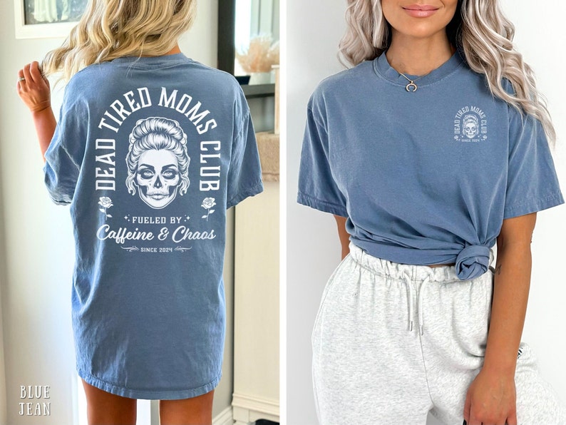 Peut inclure: T-shirt bleu jean avec l'inscription "DEAD TIRED MOMS CLUB" et un motif de cr&acirc;ne. Le dos du t-shirt porte &eacute;galement l'inscription "FUELED BY Caffeine & Chaos SINCE 2024". Le t-shirt a une coupe d&eacute;contract&eacute;e.