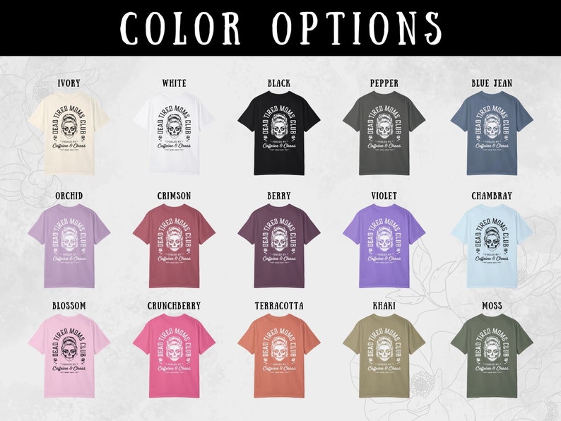 Peut inclure: Plusieurs t-shirts de diff&eacute;rentes couleurs, chacun avec le texte "DEAD TIRED MOMS CLUB" et un motif de cr&acirc;ne. Les options de couleurs incluent ivoire, blanc, noir, poivre, bleu jean, orchid&eacute;e, cramoisi, baie, violet et plus.