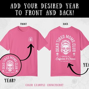 Peut inclure: Un t-shirt rose avec l'inscription "DEAD TIRED MOMS CLUB" et un motif de cr&acirc;ne. Le devant du t-shirt pr&eacute;sente un petit motif et le dos un motif plus grand. Le texte "FUELED BY Caffeine & Chaos" est &eacute;galement inclus.