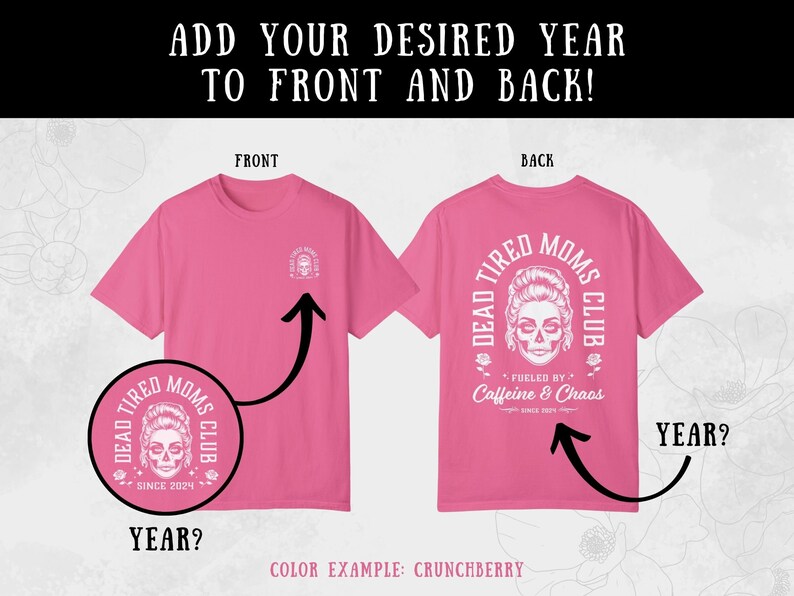 Peut inclure: Un t-shirt rose avec l'inscription "DEAD TIRED MOMS CLUB" et un motif de cr&acirc;ne. Le devant du t-shirt pr&eacute;sente un petit motif et le dos un motif plus grand. Le texte "FUELED BY Caffeine & Chaos" est &eacute;galement inclus.