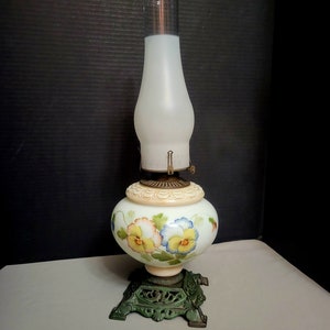 Antieke Scoville Queen Anne #2 handgeschilderde melkglas en gietijzeren olielamp