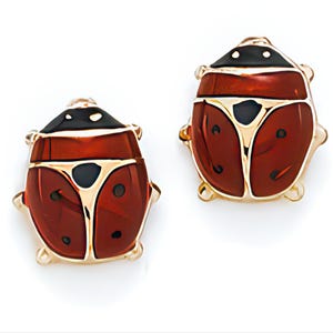 Puede incluir: Un par de pendientes con forma de mariquita. Los pendientes presentan un marco dorado con un cuerpo rojo, cabeza negra y puntos negros. Un accesorio caprichoso.