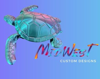 Peut inclure: Une tortue de mer en rendu 3D aux tons turquoise, rose et violet, sur un fond bleu dégradé. Le texte "MidWest Custom Designs" est affiché dans une police colorée et stylisée.