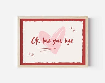 Könnte beinhalten: Gerahmter Druck mit rotem Rand und hellem Holzrahmen. Der Druck zeigt ein rosa Herz und den Text "Ok, love you, bye" in handschriftlichem Stil. Zwei kleine Sternformen befinden sich in den Ecken.