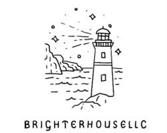 Può includere: Un disegno in bianco e nero di un faro con un raggio di luce che splende dalla cima. Il faro si trova su una costa rocciosa con onde che si infrangono contro le rocce. Ci sono stelle nel cielo e il testo "BRIGHTERHOUSELLC" è sotto l'immagine.
