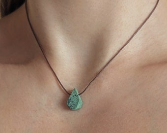 Collier turquoise africain brut collier minimaliste pierres précieuses choker pierre de guérison boho collier de pierres précieuses turquoise macramé hippie collier en cristal