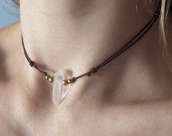 Collier en cristal de roche brut avec perles en laiton, collier boho, collier en dentelle de cristal de roche, pendentif en pierre de guérison, collier en coton, collier en cristal