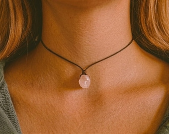 Gargantilla de cuarzo rosa natural en bruto, collar de cuarzo rosa, colgante de cristal, collar de cuarzo rosa en bruto, collar hippie con piedras preciosas, joyería de cuarzo rosa