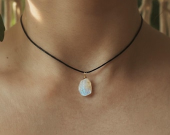 Collar de piedra lunar en bruto con cordón de algodón. Collar de piedra lunar arcoíris. Collar de piedras preciosas. Collar con colgante de piedra lunar. Gargantilla de piedra lunar en bruto.