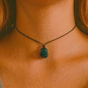 Collar de esmeralda natural en bruto, gargantilla de esmeralda, colgante de cristal, collar de esmeralda en bruto, joyería natural, collar hippie de piedras preciosas, piedra esmeralda en bruto