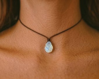 Gargantilla de piedra lunar natural cruda, collar de piedra lunar arcoíris, colgante de cristal, collar protector, collar de piedra lunar, joyería natural, collar hippie