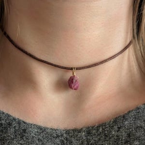 Ruwe Ruby Ketting Katoenlint Ruby Ketting Ruwe Steen Ruby Choker Edelsteen Ketting Ruby Hanger Edelsteen Ketting Cadeau Vriendin