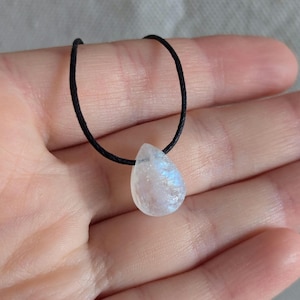 Collier en pierre de lune arc-en-ciel brut Collier goutte en pierre de lune Ras du cou en pierre de lune Collier en coton en pierre de lune Pendentif en pierre de lune Pierre de naissance Juin