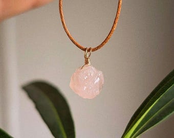 Collar de cuarzo rosa crudo, gargantilla de cuarzo rosa, collar de cuarzo rosa de algodón, colgante de piedras preciosas, joyería de cuarzo rosa, regalo esotérico para novia