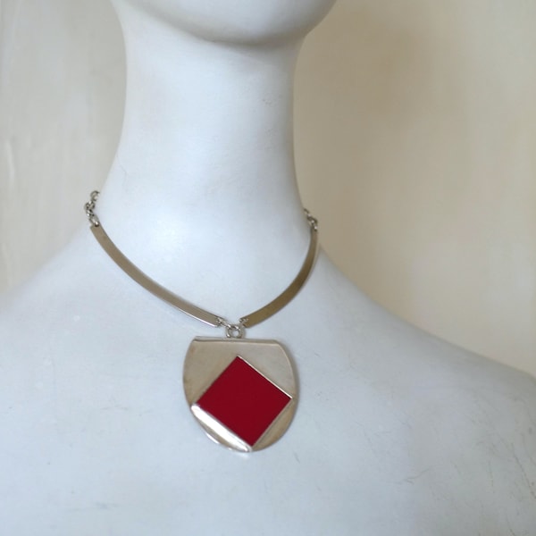 Authentique collier Space Age - 1970s - pendentif losange rouge - plexiglass / metal chromé.