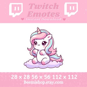 Peut inclure: Une licorne de dessin animé rose et bleue avec une crinière et une queue arc-en-ciel est assise sur un nuage. La licorne a de grands yeux ronds et une petite corne rose. L'image est une emote Twitch.