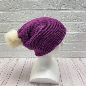 Lila Strickmütze, Strickmütze, Strickmütze, Bommelmütze, Damenmütze, Handarbeit, Skimütze, Kunstfell Bommelmütze