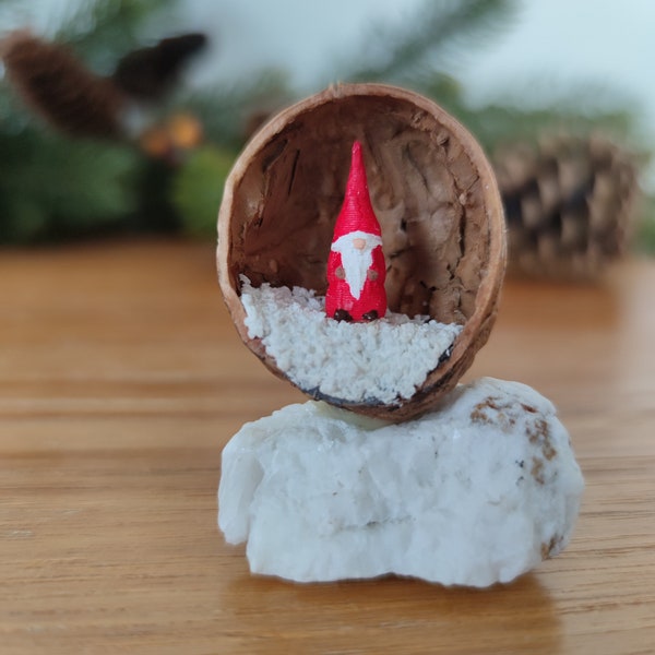 Miniatur Wichtel Nikolaus in Walnuss auf Stein als Geschenk oder Deko von Herzen