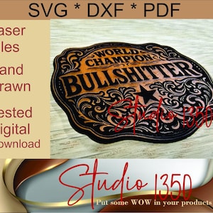 Może przedstawiać: Czarna i złota klamra do paska z napisem "WORLD CHAMPION BULLSHITTER" i gwiazdą. Projekt zawiera dekoracyjne zawijasy. Obraz zawiera również tekst "SVG * DXF * PDF", "Laser Files", "Hand Drawn", "Tested", "Digital Download" i "Studio 1350".