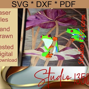 May include: Digital download of a hand-drawn illustration of two green tree frogs on a leaf with a woodgrain background. The image includes the text "SVG * DXF * PDF" and "Studio.com".