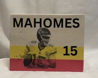 Patrick Mahomes fotboll | Träaffisch | Kansas City Chiefs | NFL | Sportdekor | Hängande skylt i trä med naturlig finish