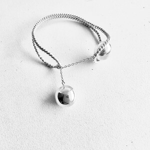 Gedrehter Armreif mit Kugeln aus 925er Silber