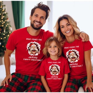 &quot; Passendes Familien Weihnachts-T-Shirt: &quot;&quot;Here Comes The&quot;&quot; Weihnachtsmann-Shirt.&quot;