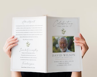 Può includere: Un programma funebre bianco e oro con una foto di un uomo sorridente. Il programma include il testo "Celebrating the Life of David Wilson" e le date "August 17, 1996 - August 25, 2022". Il programma include anche il testo "Sunday, May 15, 20XX, 10:00 AM, Name of Church, 123 Street, City, State".