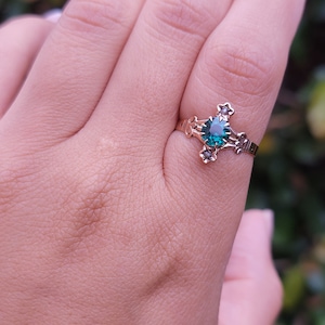 10k Victorian Green and Gold Ring Claw Prong Stone with Seed Pearls