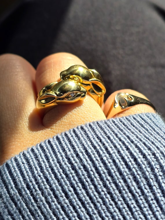 Vintage 18k Solid Gold Rabbit Heads Ring with Dia… - image 3