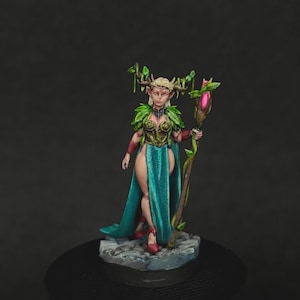 Female Elf mage/priest/druid miniature for Dungeons and Dragons