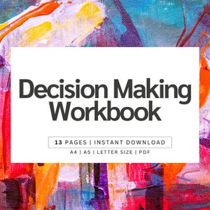 Può includere: Un rettangolo bianco con il testo "Decision Making Workbook" in nero. Sotto il testo si trova "13 PAGINE | DOWNLOAD IMMEDIATO" e "A4 | A5 | FORMATO LETTERA | PDF" in nero più piccolo. Il rettangolo è su uno sfondo astratto colorato con sfumature di rosso, arancione, giallo, blu e viola.