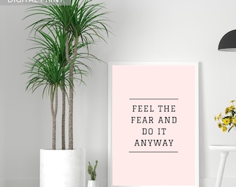 Könnte beinhalten: Ein rosa druckbarer Poster mit dem Text "Feel the fear and do it anyway" in schwarzer Schrift.