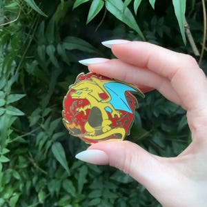 Szpilka emaliowana Charizard — metalowa kolekcjonerska odznaka Pokémon, prezent dla fanów w stylu latającego ognia