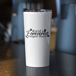 Puede incluir: Taza de viaje blanca con un diseño negro que dice "World's Forevest Dungeon Master".