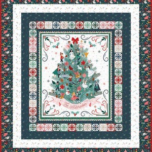 Könnte beinhalten: Eine weihnachtliche Steppdecke mit einem zentralen Bild eines geschmückten Weihnachtsbaums, Balletttänzern und dem Text "The Nutcracker". Die Steppdecke hat einen weißen Hintergrund mit einem dunkelblauen Rand, der mit Schneeflocken und roten Akzenten verziert ist.