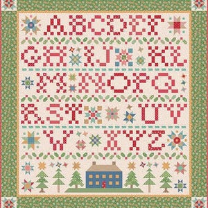 Könnte beinhalten: Ein handgefertigter Quilt mit dem Alphabet in roten Blockbuchstaben, verziert mit Blumen- und Sternmotiven. Das Design umfasst ein Haus und Bäume am unteren Rand, alles vor einem cremefarbenen Hintergrund mit einem grünen Blumenrand. Ein charmantes, dekoratives Textil.