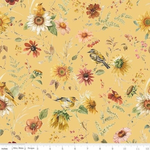 Pode incluir: Um tecido amarelo com um padrão floral e de pássaros. O padrão inclui girassóis, outras flores em tons de vermelho, rosa e castanho, e pequenos pássaros amarelos. O design é detalhado e tem um estilo aquarela.