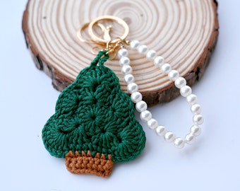 Crochet Christmas Tree Keychain with Artificial Pearls, Knitted Christmas Tree Bag Charm, Adorable Christmas Gift, Home Decoration