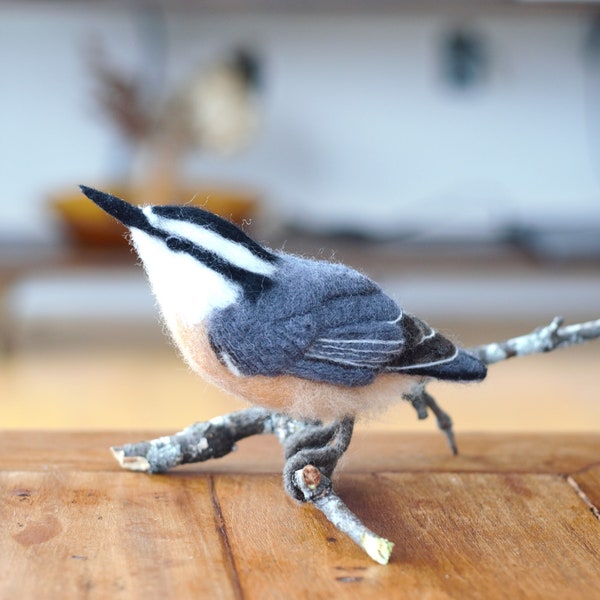 Sculpture d’oiseau feutré à l’aiguille